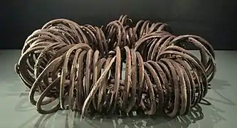 Enchevêtrement de bracelets en argent tangle trouvé dans le dépôt no 1 d'un poids total de 2 kg