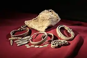 Quelques objets du trésor de Silverdale avec leur contenant en plomb.