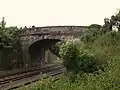 Un pont au-dessus de la ligne ferroviaire.