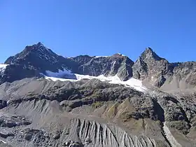 Vue depuis le refuge de Wiesbaden (2 443 m) sur le Silvrettahorn, avec la Schneeglocke et la Schattenspitze ; en contrebas : le glacier de la Schneeglocke