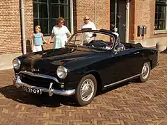 Simca Aronde 90G de 1955, cabriolet « week end », équipée de roues Robergel.