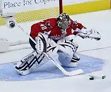 Photographie de Semion Varlamov avec le maillot rouge des Capitals