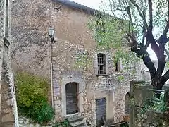 Maison en hauteur avec le rez-de-chaussée réservé au bétail et l'étage au paysan villageois et à sa famille.