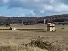 Pigeonnier et cabanon.