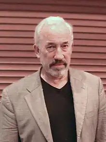 Simon Callow dans le rôle d'Armand Duquesne III