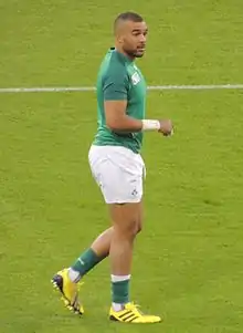 Joueur de rugby, debout, de profil.