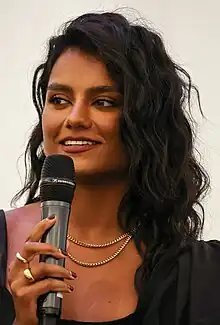 Simone Ashley interprète Kate Sharma