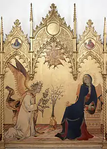 Peinture avec un riche cadre. Sur un fond doré, l'ange présente un rameau à Marie qui esquisse un mouvement de retrait.