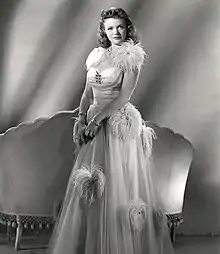 Photographie en noir et blanc d'une femme habillée en robe.
