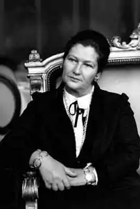 Portrait en noir et blanc d'une femme assise.