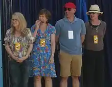 Photo des doubleurs de la famille Simpson en version originale. De gauche à droite : Nancy Cartwright, Yeardley Smith, Dan Castellaneta et Julie Kavner