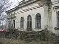 Entrée de l'ancienne maison C. Corjescu, en ruines à Iaşi. Construite en 1915, devenue hôpital israélite (inscription en pignon : « Hôpital pour enfants - Polyclinique Dr L. Ghelerter ») et souvent confondu avec la synagogue principale de Iaşi (ro).