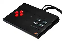 une mini-console noire, sous forme de joypad.