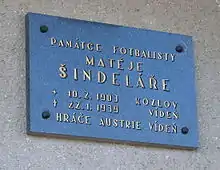 Photographie d'une plaque commémorative bleue de Matthias Sindelar dans son village natal.