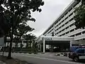 L'un des douze blocs de l'hôpital central de Singapour. La cité-État dispose de l'un des meilleurs[réf. souhaitée] systèmes de santé au monde.