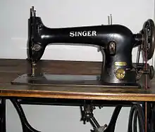 Une machine à coudre de marque Singer.