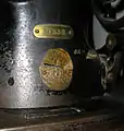 Une machine à coudre de marque Singer.