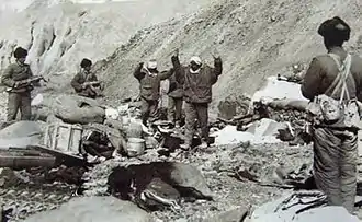 Des soldats indiens se rendent aux forces chinoises pendant la guerre sino-indienne de 1962.