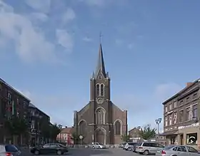 Vue de l'église depuis la place des Haies.