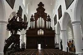 Chaire à prêcher et orgue