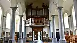 Nef arrière de l'église avec orgue d'église