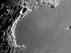 Sinus Iridum dont le Promontorium Heraclides au sud-ouest représente une tête de femme lunaire les cheveux au vent en lune gibbeuse.