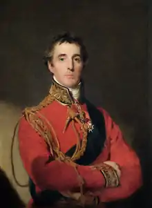 Portrait d’un officier en habit rouge, croisant les bras.