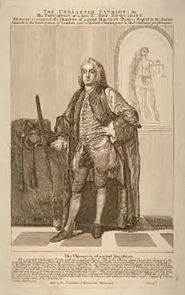 La photo monochrome montre un anglais habillé en tenue d'apparat du XVIIIe siècle et portant une perruque.