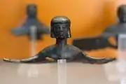Applique de chaudron. Sirène « dédalique ». Bronze. VIIe. Musée Archéologique de Delphes