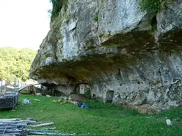 L'entrée de la grotte (porte blanche)sous la falaise de calcaire coniacien.