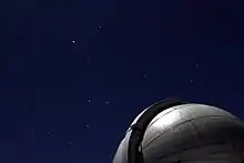 L'étoile Sirius avec vue du dôme  du Télescope national thaïlandais (TNT)