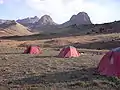 Vue prise depuis les bergeries d'iriri : les Tikniwine ou tours jumelles (2 952 m) et au fond le Siroua (3 305 m)