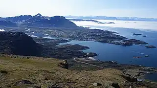 Sisimiut, la baie de Kangerluarsunnguaq, Nasaasaaq, et Amerloq vus depuis Palasip Qaqqaa