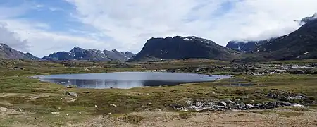 Le mont Alanngorsuaq entouré par les lacs