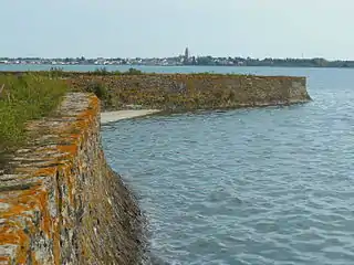 La digue de Sissable, le grand Traict du Croisic et le clocher de Batz-sur-Mer.