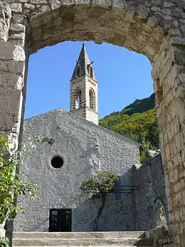 Façade et clocher.