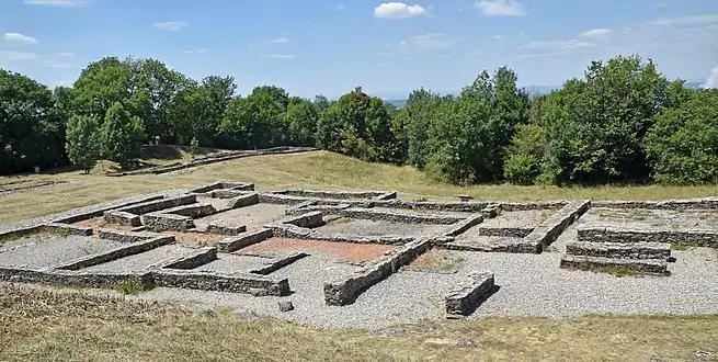 Tracé reconstitué d'une ferme de grande taille établie au haut Moyen-Age.