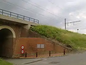 Le site de l'accident et ses plaques commémoratives.