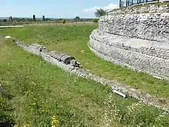 Mur du péribole et base du podium.