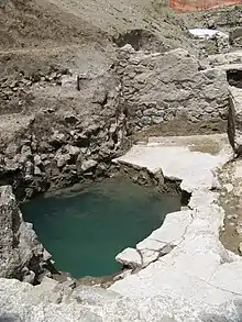 Sol du temple sud perforé par un bassin rempli d'eau, fouillé pour moitié, l'autre n'étant pas fouillée car située en dehors de l'emprise de la fouille archéologique.