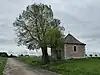 Ensemble formé par la chapelle du crucifix et les terrains environnants, à Hollogne-sur-Geer