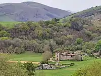 Château de Latsaga et cimetière de l'église Saint-Jean (site protégé).