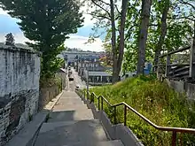 Paysage urbain dense avec le début d'un escalier