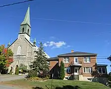 Site patrimonial de la Paroisse-de-Saint-Edmond aménagé à partir de 1868. Il est voisin du Collège Rivier (1870).