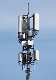 Photographie d'un site radio avec des antennes 4G et 5G.