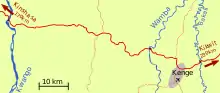 Carte montrant d'ouest en est les rivières Kwango et Wamba, Kenge et la rivière Bakali, traversées par la RN1.