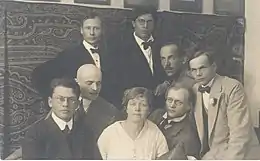 Le mouvement Siuru en 1917 avec 1) Peet Aren, Otto Krusten, Friedebert Tuglas, Arthur Adson (en), Marie Under, August Gailit, Johannes Semper et Henrik Visnapuu