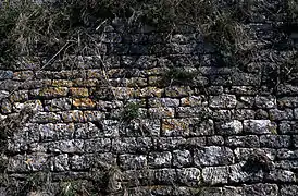 Mur de soutènement en assises de moellons ébauchés à Sivergues (Vaucluse).