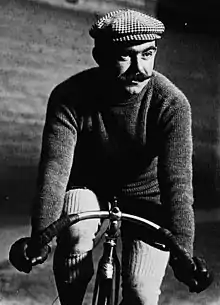 Photographie en noir et blanc d'un cycliste sur son vélo.