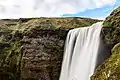 Pose longue de la cascade Skógafoss, en Islande, prise depuis le bord des escaliers (2016).